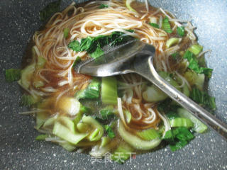 绿豆芽青菜烧鸭面的做法步骤：7