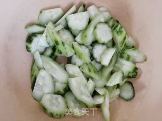 凉拌黄瓜木耳的做法步骤：1