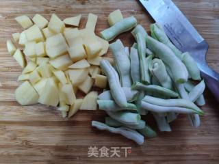 软骨炖芸豆土豆的做法步骤：1