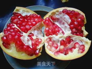 鲜榨石榴果汁的做法步骤：2