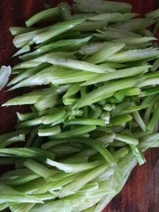 芹菜炒豆腐的做法步骤：1