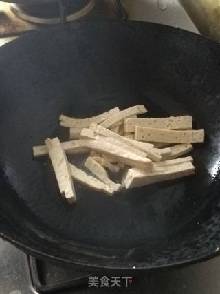 芹菜炒豆腐的做法步骤：4