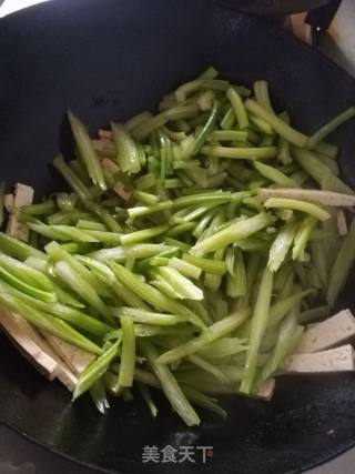 芹菜炒豆腐的做法步骤：5