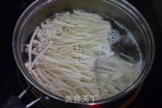 黄瓜木耳拌金针菇的做法步骤：2