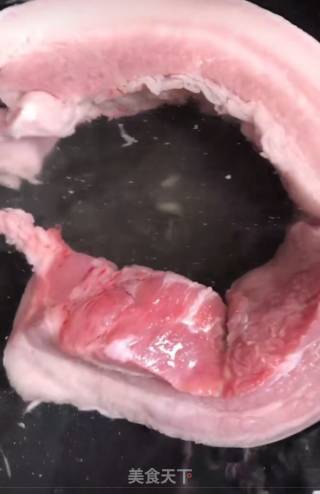 五花肉酸菜炖血肠的做法步骤：1
