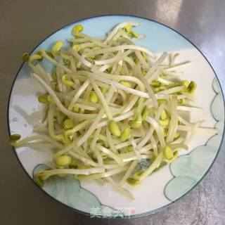 西兰花炒黄豆芽的做法步骤：2
