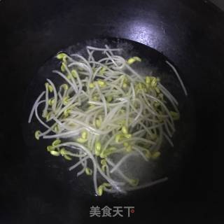 西兰花炒黄豆芽的做法步骤：4