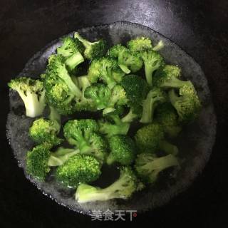 西兰花炒黄豆芽的做法步骤：5