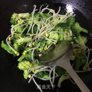 西兰花炒黄豆芽的做法步骤：7
