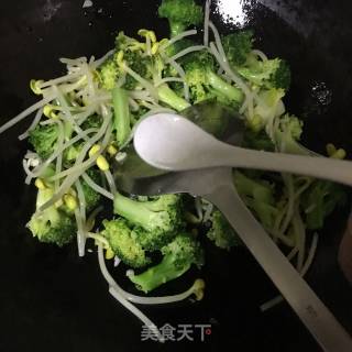 西兰花炒黄豆芽的做法步骤：8