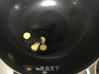 萝卜丝鲫鱼汤的做法步骤：2