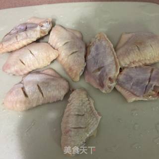 瞎编版的红烧鸡翅的做法步骤：1