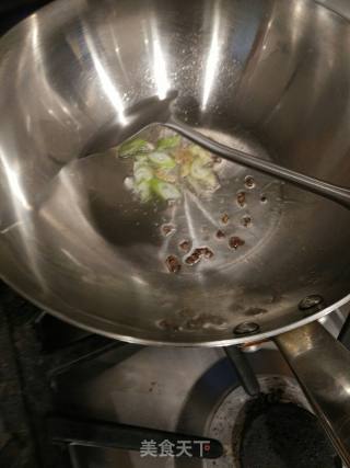 美味蟹味菇炒肉的做法步骤：3