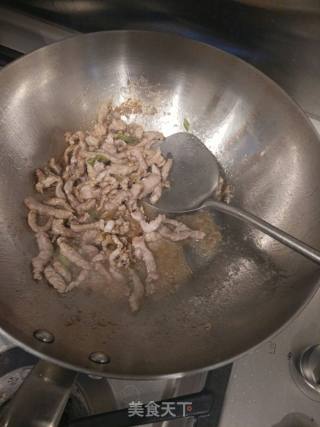 美味蟹味菇炒肉的做法步骤：4