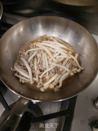美味蟹味菇炒肉的做法步骤：6