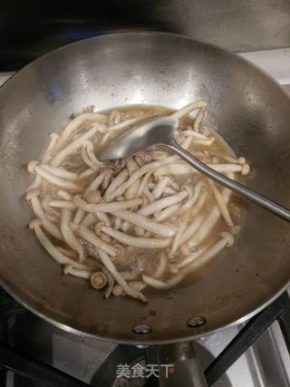 美味蟹味菇炒肉的做法步骤：7