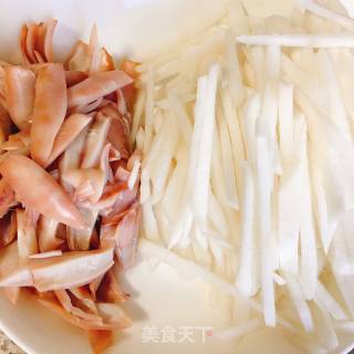 乌贼萝卜粉丝汤的做法步骤：1