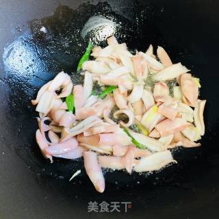 乌贼萝卜粉丝汤的做法步骤：2
