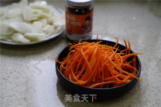 牛肉酱炒年糕的做法步骤：2