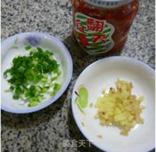 剁椒爆汁小鱼丸的做法步骤：2