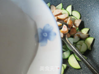 黄鱼丸炒西葫芦的做法步骤：4