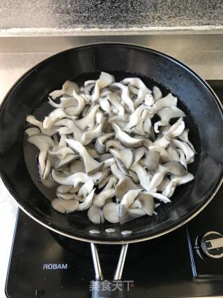 鲜蘑炒腐竹的做法步骤：1