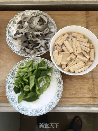 鲜蘑炒腐竹的做法步骤：2