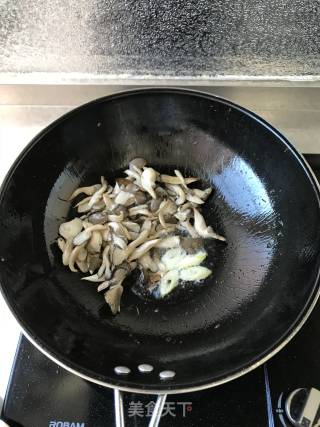 鲜蘑炒腐竹的做法步骤：3