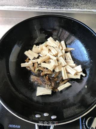 鲜蘑炒腐竹的做法步骤：4