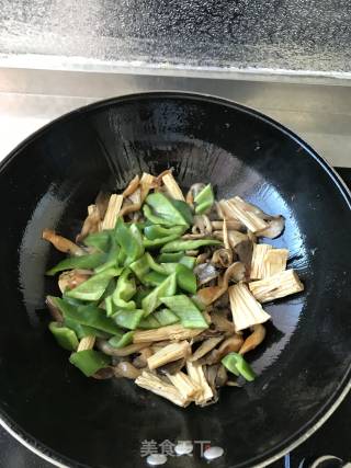 鲜蘑炒腐竹的做法步骤：5