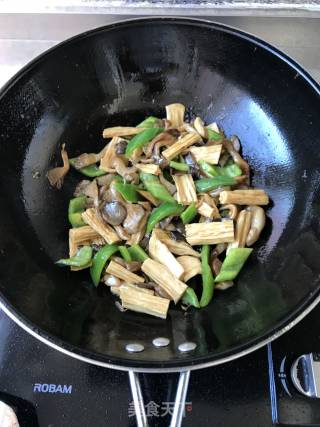 鲜蘑炒腐竹的做法步骤：6