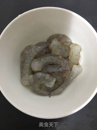 虾仁披萨的做法步骤：1