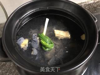 鲍鱼乌鸡汤的做法步骤：2