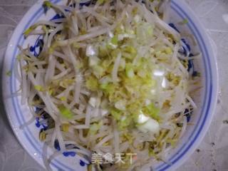 绿豆芽炒面的做法步骤：1