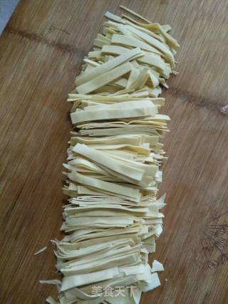 干豆腐炒韭菜的做法步骤：2