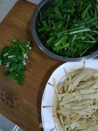干豆腐炒韭菜的做法步骤：5