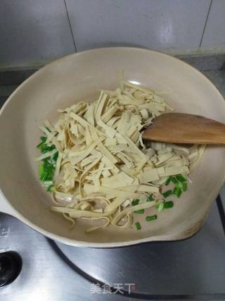 干豆腐炒韭菜的做法步骤：7