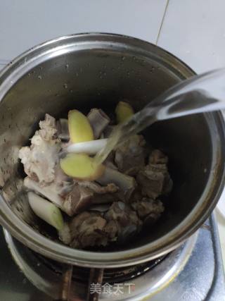 玉米胡萝卜排骨汤的做法步骤：2