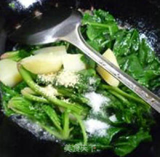 菠菜炒土豆的做法步骤：5