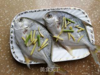清蒸鲳鱼的做法步骤：2