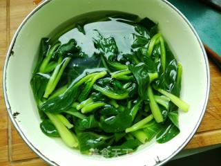 小油菜鲜蘑肉圆汤的做法步骤：1