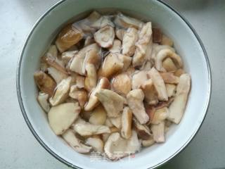 小油菜鲜蘑肉圆汤的做法步骤：2