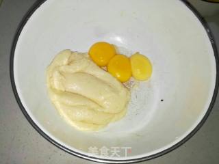 8寸中空戚风蛋糕的做法步骤：6