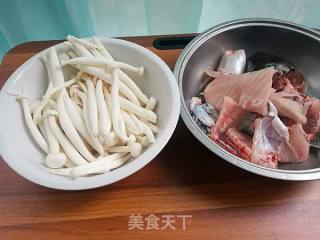 海鲜菇烧鱼头鱼骨的做法步骤：1