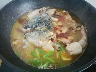 海鲜菇烧鱼头鱼骨的做法步骤：3