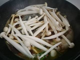 海鲜菇烧鱼头鱼骨的做法步骤：4
