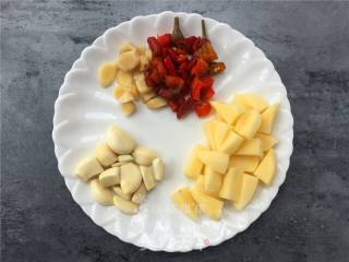 泡椒大蒜烧肚条的做法步骤：3