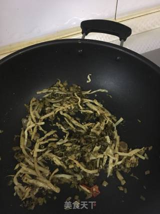 雪菜笋丝炒墨鱼仔的做法步骤：5