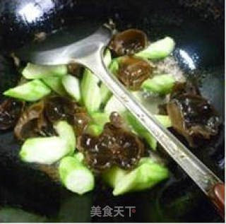 黑木耳炒丝瓜的做法步骤：7