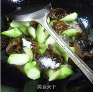 黑木耳炒丝瓜的做法步骤：8